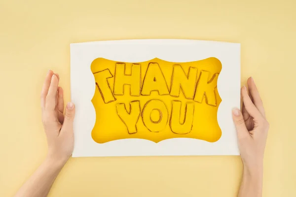 Обрезанный Человек Держит Квадратный Торт Коробке Благодарностью Буквы Изолированы Желтом — Бесплатное стоковое фото