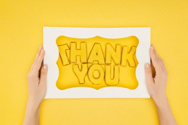 Обрезанный Человек Держит Квадратный Торт Коробке Благодарностью Буквы Изолированы Желтом — стоковое фото