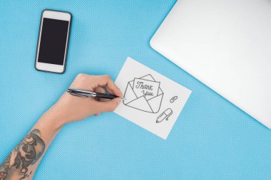 el çizimi üzerinde mavi arka plan izole smartphone ile beyaz kart zarfta dışına taşıyorsa teşekkürler yazı görünümünü kırpılmış