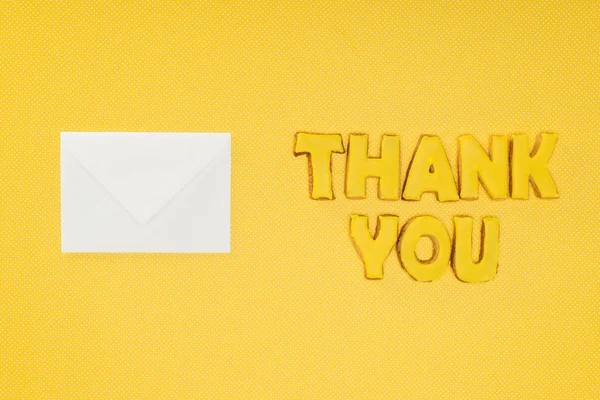 Thank You Lettering Cookies Blank White Envelope Isolated Yellow Background — Free Stock Photo