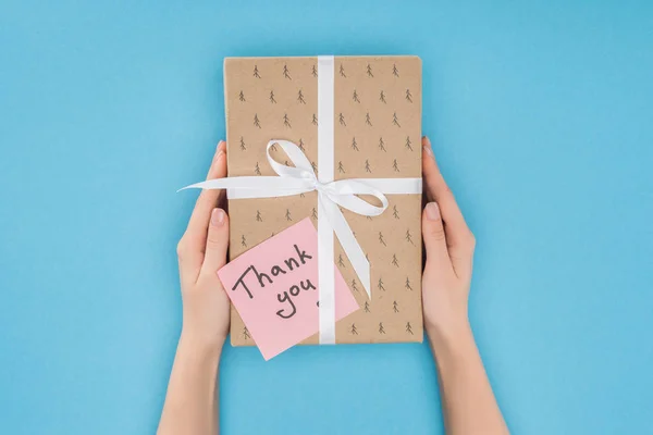 Cropped Person Holding Gift Box Sticky Note Thank You Lettering — Stock Photo, Image