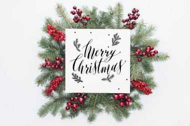 çam ağacı çelenk Noel süslemeleri ile üzerine beyaz izole orta 