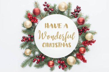 çam ağacı çelenk ile Noel süslemeleri ile en iyi görünümü 