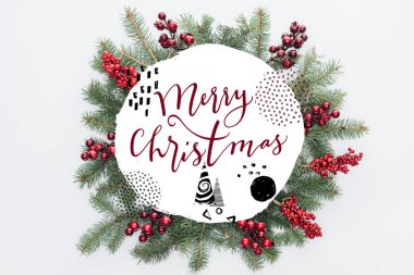 çam ağacı çelenk Noel süslemeleri ile üzerine beyaz izole orta 