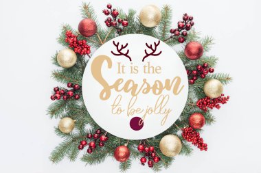 çam ağacı çelenk ile Noel süsleri 