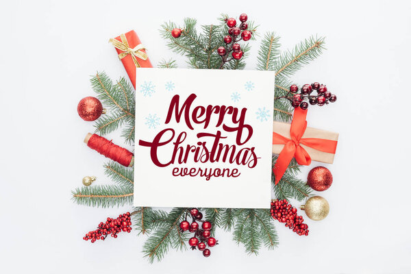 верхний вид на сосновые ветви, рождественские украшения и подарки с надписью "С Рождеством всех" в середине изолированы на белом
 