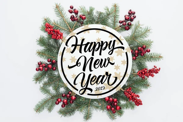 Fenyő Koszorú Karácsonyi Díszek Happy New Year 2019 Betűkkel Elszigetelt — Stock Fotó