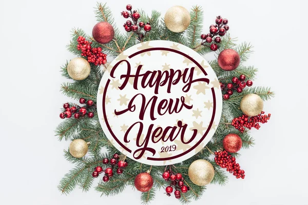Fenyő Koszorú Karácsonyi Díszek Happy New Year 2019 Betűkkel Elszigetelt — Stock Fotó