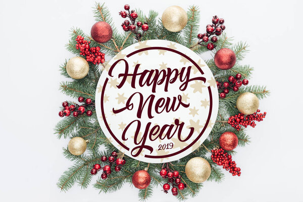 Верхний вид на сосновый венок с рождественскими украшениями с надписью "С Новым 2019 годом" в середине изолированы на белом
