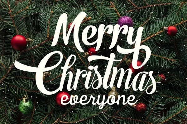 프레임에 소나무 가지와 다채로운 크리스마스 장난감의 크리스마스 — 스톡 사진