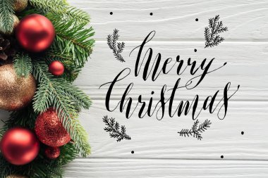 çelenk kırmızı Noel oyuncaklar ile üstten görünüm 