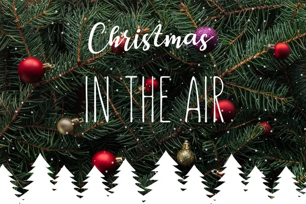 renkli Noel oyuncaklar üzerinde yeşil çam ağacı dalları 