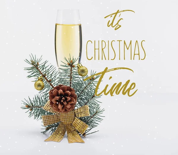 Glaasje Champagne Met Kerstdecoratie Witte Achtergrond Met Kersttijd Inspiratie — Gratis stockfoto