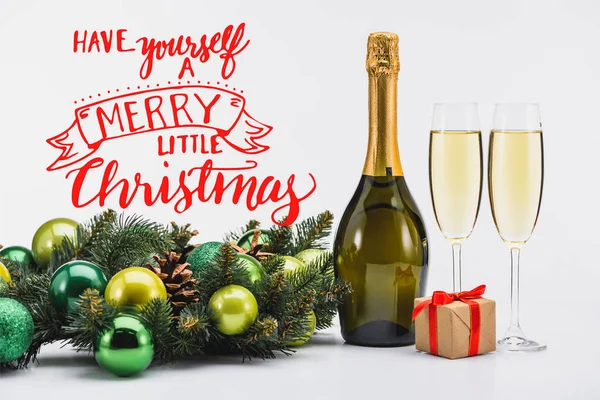 Fles Glazen Van Champagne Kroon Van Kerstmis Gift Witte Achtergrond — Stockfoto