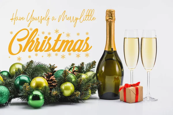 Μπουκάλι Και Ποτήρια Της Σαμπάνιας Χριστουγεννιάτικο Στεφάνι Και Δώρο Λευκό — Φωτογραφία Αρχείου