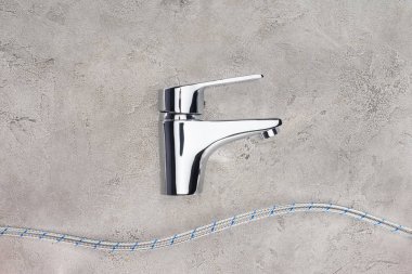 yukarıdan su blender ile esnek boru beton yüzeyi