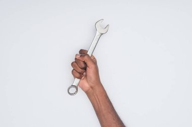 bir Afrikalı-Amerikalı adam beyaz izole anahtarı tutan kırpılmış atış