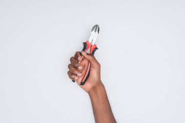 bir Afrikalı-Amerikalı adam beyaz izole pense tutan kırpılmış atış