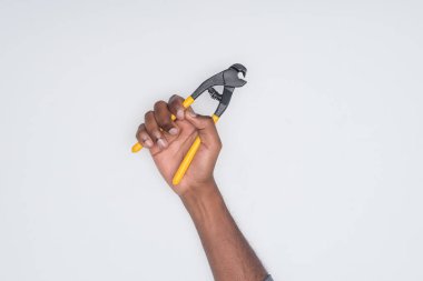 bir Afrikalı-Amerikalı adam beyaz izole kesme pense tutan kırpılmış atış