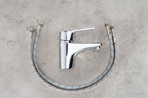 верхний вид водяного блендера с гибкими трубами на бетонной поверхности
