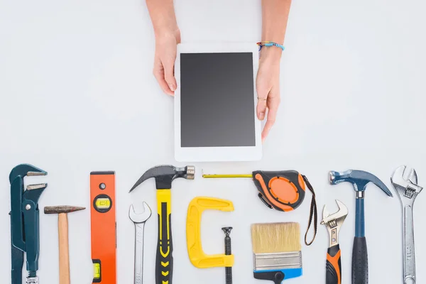 Ritagliato Colpo Donna Utilizzando Tablet Con Vari Strumenti Sdraiati Bianco — Foto Stock