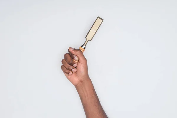 Recortado Disparo Afroamericano Hombre Celebración Cincel Aislado Blanco — Foto de stock gratis