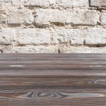 Plantilla de piso de madera marrón con fondo de pared de ladrillo blanco