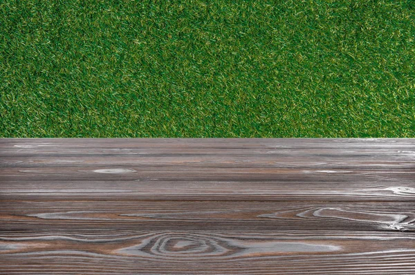 Template Brown Wooden Floor Green Grass Background — Free Stock Photo