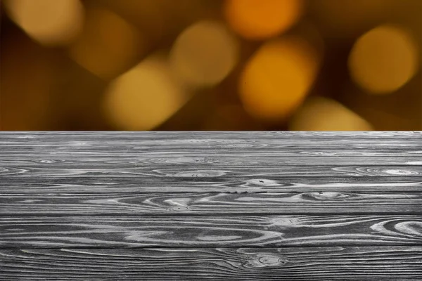 ぼやけたオレンジ色の背景に灰色の木の床のテンプレート  — 無料ストックフォト