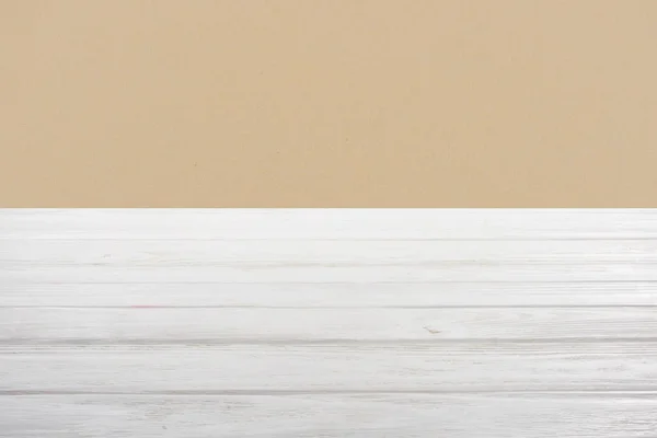 暗いベージュ色の背景に白の木製床のテンプレート — ストック写真