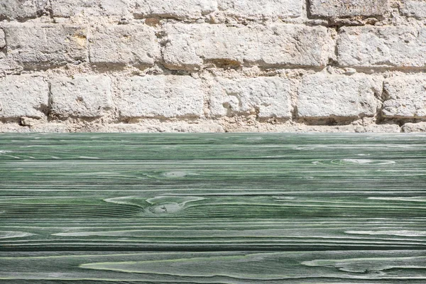 背景に白いレンガの壁と暗い緑の木製床のテンプレート  — 無料ストックフォト