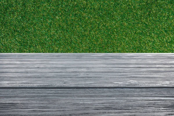 Vorlage Von Grauem Holzboden Auf Grünem Gras Hintergrund — Stockfoto