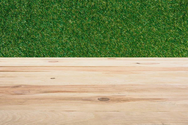 Sjabloon Van Beige Houten Vloer Met Groen Gras Achtergrond — Stockfoto