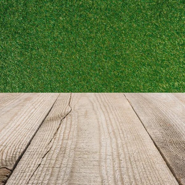 Povrch Béžové Dřevěných Prken Pozadím Zelené Trávy — Stock fotografie zdarma