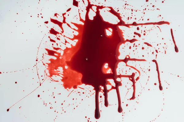 白色表面流动的血滴的顶部视图 — 图库照片