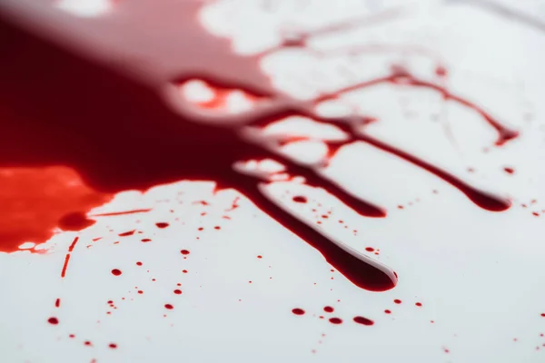 Primo Piano Gocce Sangue Che Scorrono Sulla Superficie Bianca — Foto Stock