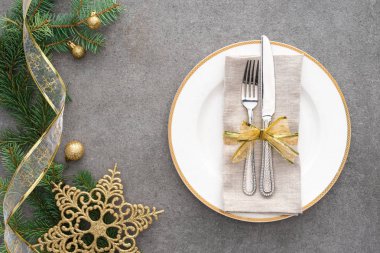 çatal ve bıçak herdem yeşil dallar Noel topları ve altın yıldız tarafından dekore edilmiş yakınındaki altın şerit tarafından sarılmış plaka yükseltilmiş görünümü 
