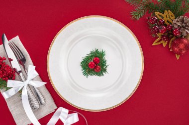 dan yukarıda çatal, bıçak, kırmızı meyveler olarak şerit sarılmış ve kırmızı izole Noel süsleri görüntülemek
