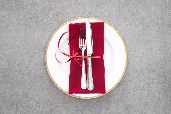 Flat Lay Served Plate Fork Knife Wrapped Red Festive Ribbon — Stock Photo, Image