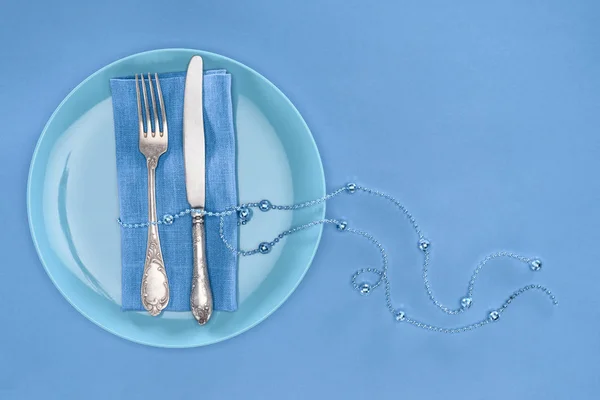 View Fork Knife Wrapped Festive Beads Plate Isolated Blue — Free Stock Photo