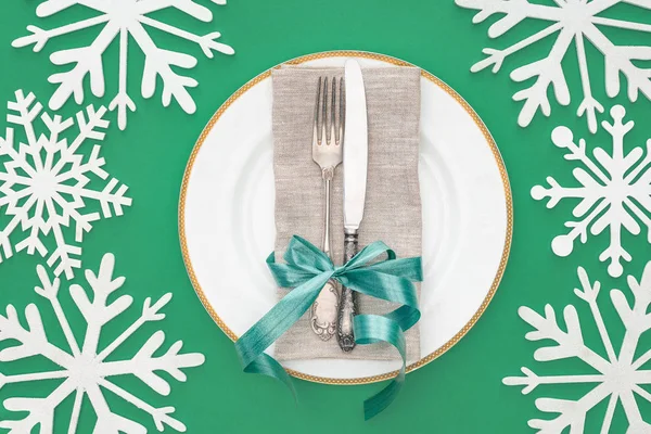 Top View Plate Fork Knife Wrapped Festive Ribbon Surrounded Snowflakes — Free Stock Photo