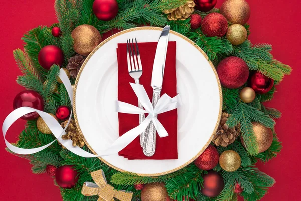 View Fork Knife Wrapped Festive Ribbon Plate Surrounded Evergreen Tree — Stock Photo, Image