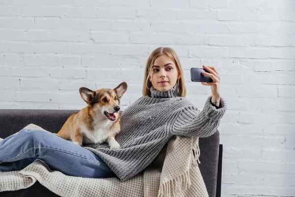 Attraktiva Flicka Tar Selfie Med Roliga Corgi Hund Smartphone — Stockfoto