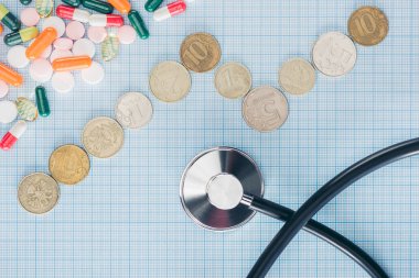 düz lay stetoskop, renkli hapları ve Rus ruble mavi Kareli yüzeyi ile
