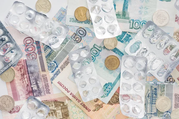 トップ ビューのロシアの現金お金と空錠剤表面上のパッケージ — ストック写真