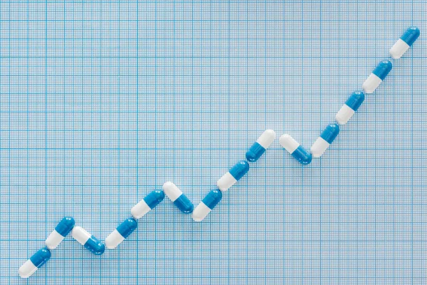 Lapos Feküdt Tabletták Grafikon Kék Kockás Felületen — Stock Fotó