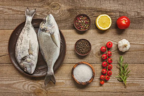 Vista Elevada Prato Com Peixes Não Cozidos Perto Ingredientes Dispostos — Fotografia de Stock