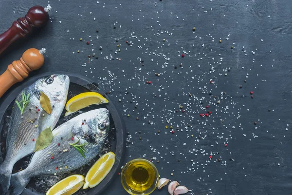 Roher Fisch Mit Zutaten Tablett Auf Schwarzem Tisch Bedeckt Mit — Stockfoto