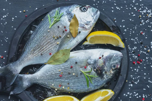 Flat Lay Raw Fish Lemon Bay Leaves Rosemary Tray Black — Stock Photo, Image