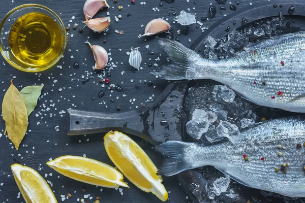 Zeytinyağı Limon Sarımsak Tepsi Çiğ Balık Ile Yakınındaki Yukarıdan Görüntülemek — Stok fotoğraf